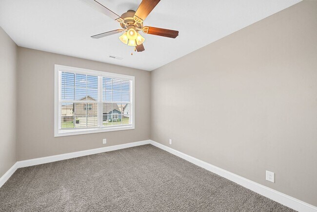 Building Photo - Pet Friendly Five Bedroom!