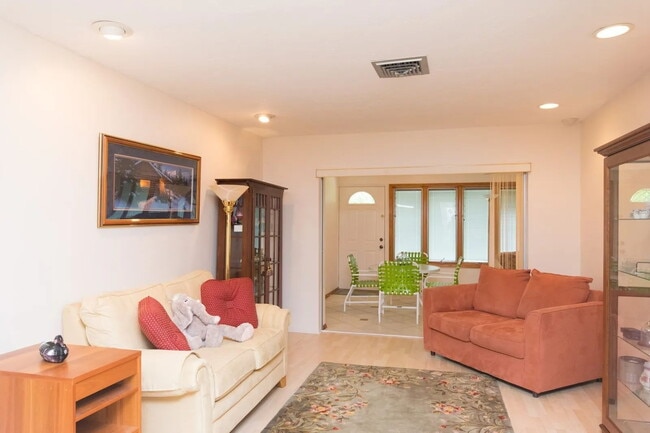 Building Photo - 423 Whispering Oaks Ct