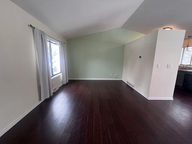 Building Photo - Single Family Home - Three Bedroom Tri-level!