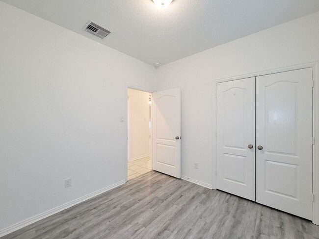 Building Photo - Discover this charming single-story home, ...