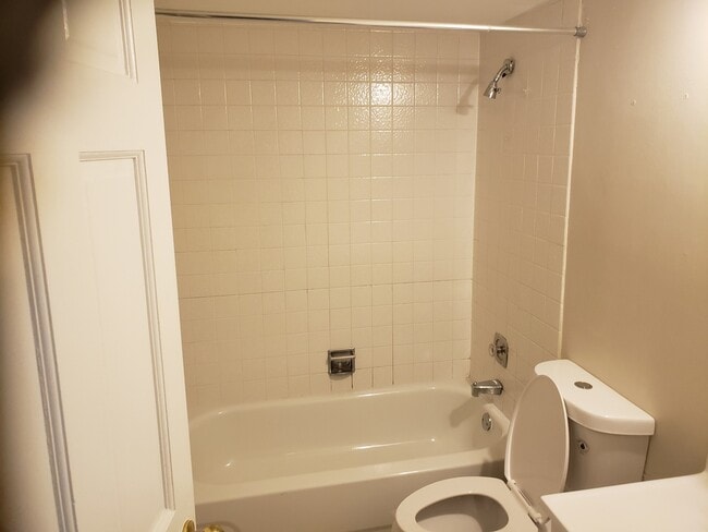 Building Photo - 9385 Bay Colony Dr