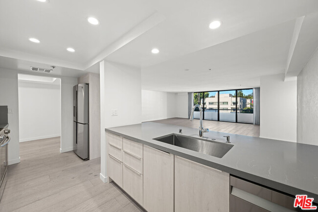 Building Photo - 10660 Wilshire Blvd