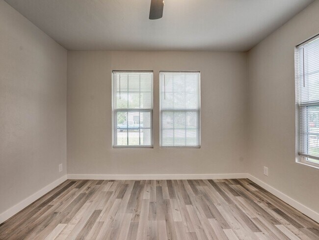 Building Photo - 3 bed, 2 bath home in Shawnee!