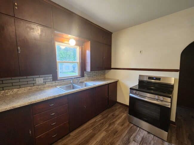 Building Photo - LARGE 2 Bed Lower Downtown Appleton