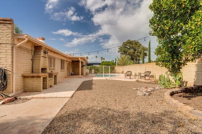 Building Photo - Spacious Tucson Rental Home with Pool & Mo...