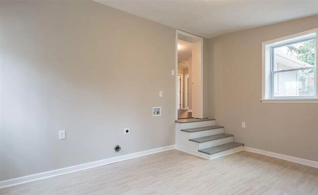 Building Photo - PERFECT LOCATION !!