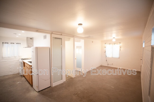 Building Photo - 419 E Lester St