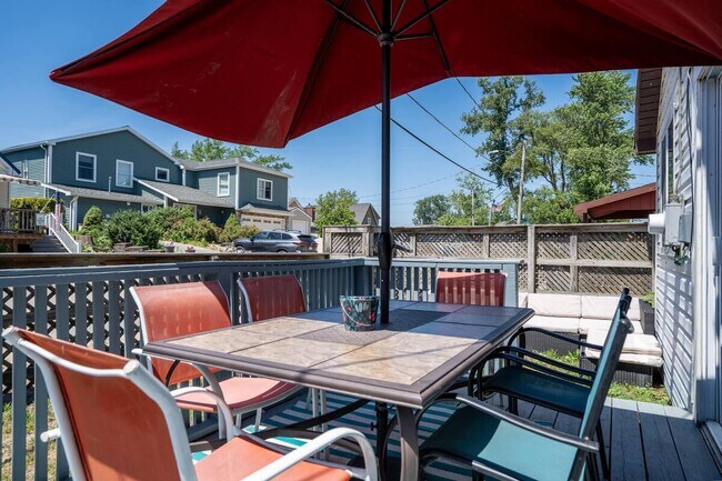 Building Photo - 1017 S Shore Dr