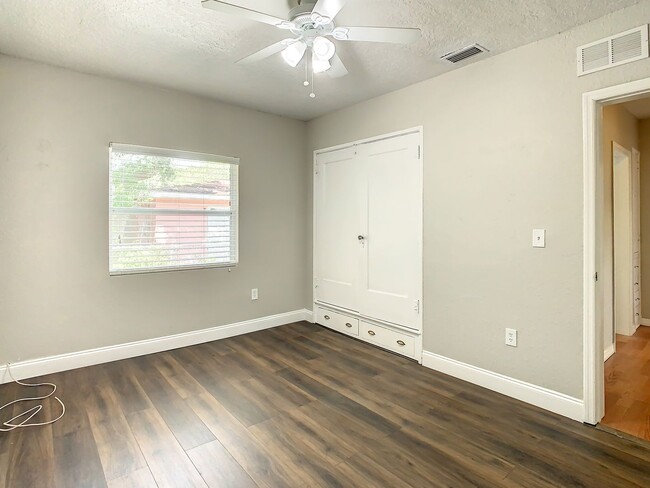 Building Photo - Charming Three bedroom one bath with huge ...