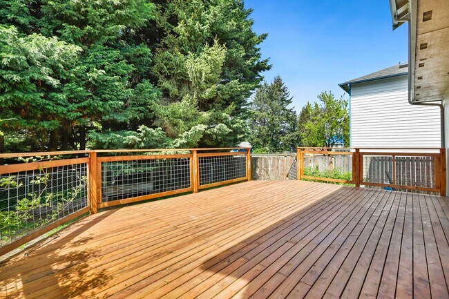 Building Photo - Beautiful Renovated Four Bedroom House for...