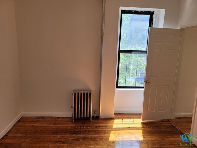 Building Photo - 681 Melrose Ave