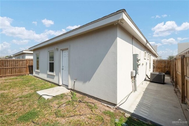 Building Photo - 9 Petri Dr
