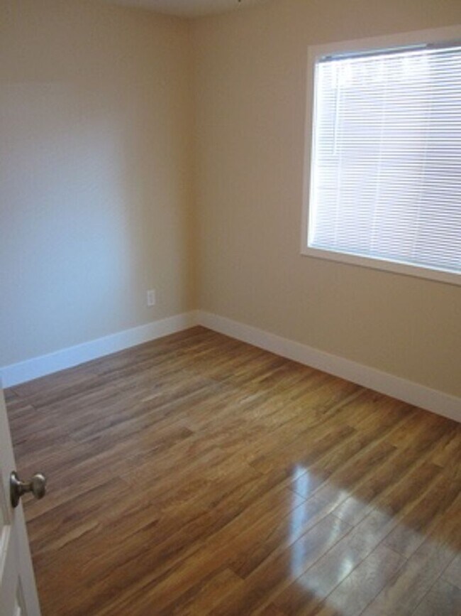 Building Photo - 2 Bed/2 Bath Duplex in Vallejo