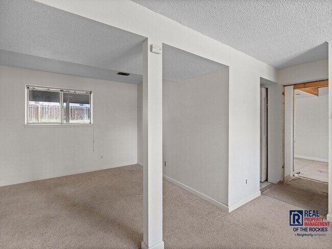 Building Photo - Beautiful & Bright Home in South West Fort...