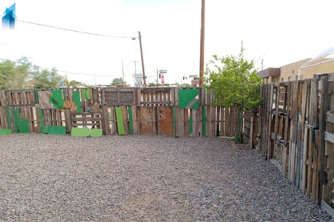 Building Photo - 1502 W Palmer Dr