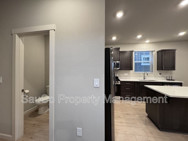 Building Photo - 8309 SE Crescent Dr