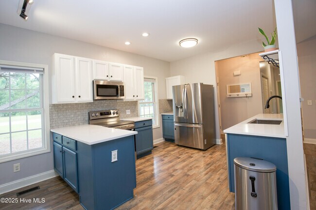 Building Photo - 102 Willow Creek Ln