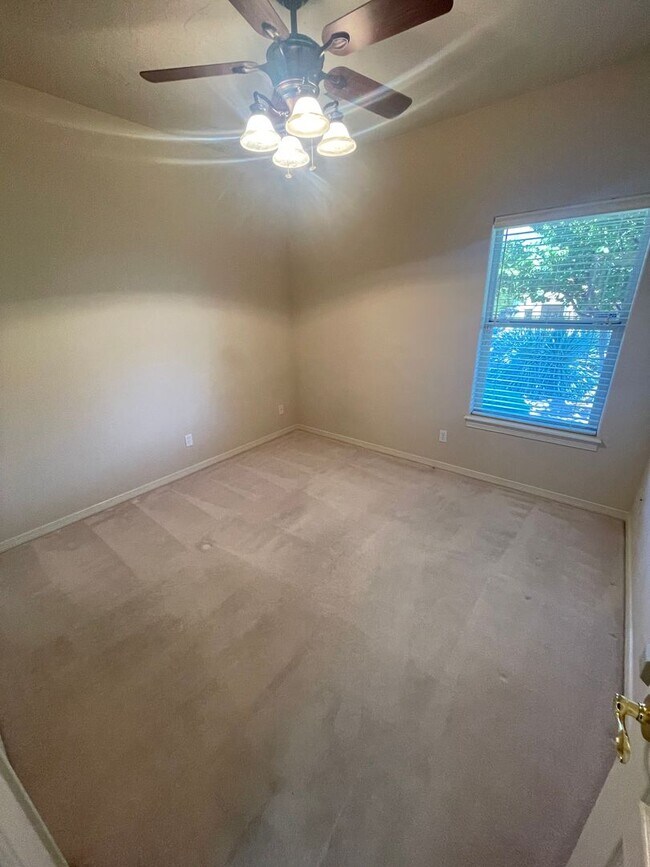 Building Photo - Gorgeous Home in Sonoma Ranch off Golf Club Rd!