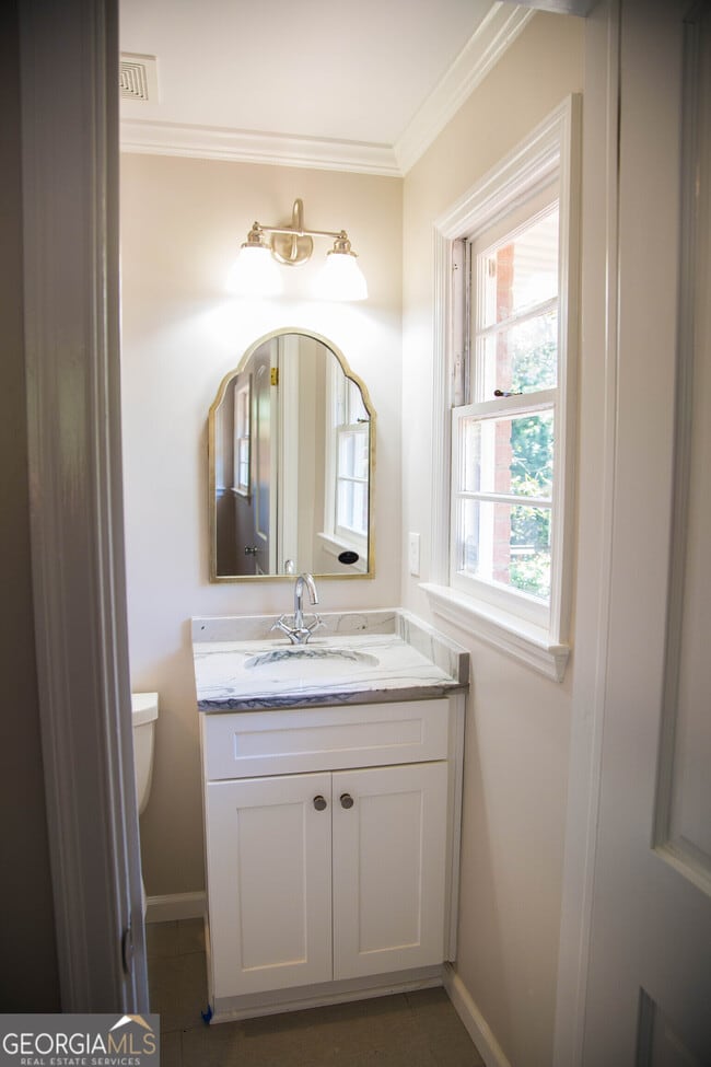 Building Photo - 2021 Woodbine Terrace NE