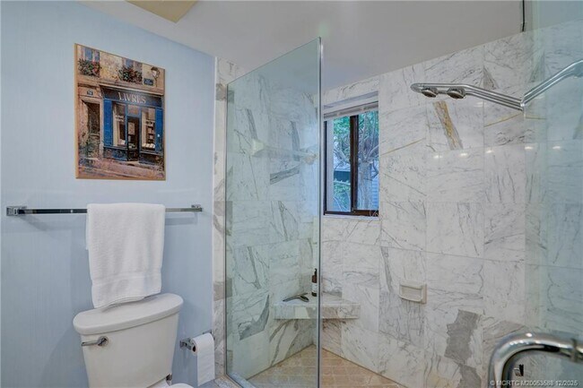 Building Photo - 233 NE Edgewater Dr