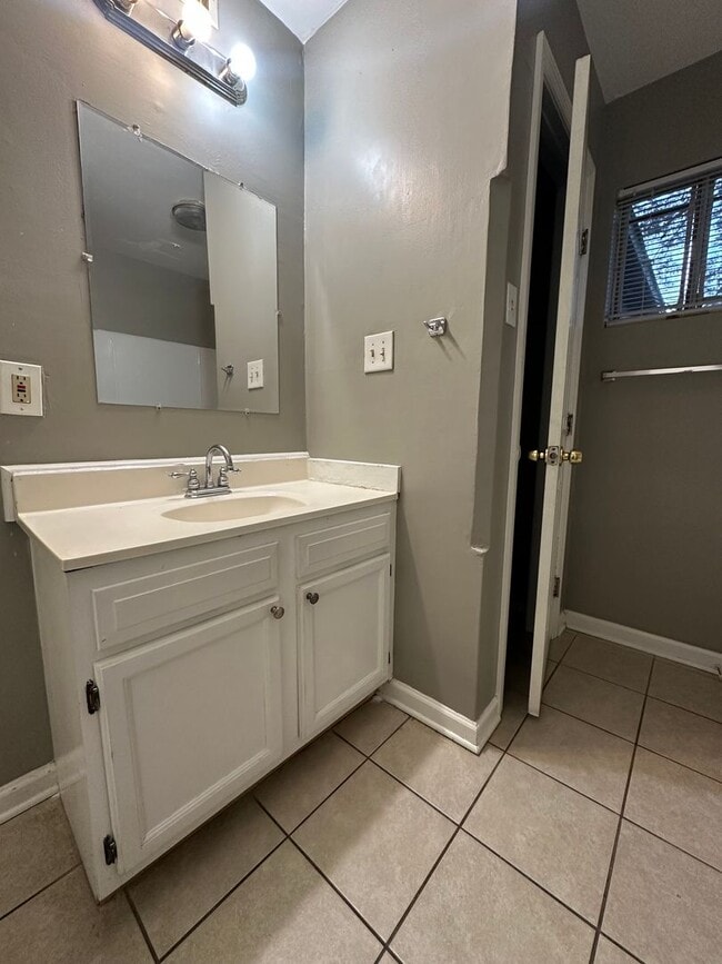 Building Photo - Spacious 4-Bedroom, 2-Bath Home in Quiet Chattanooga Neighborhood