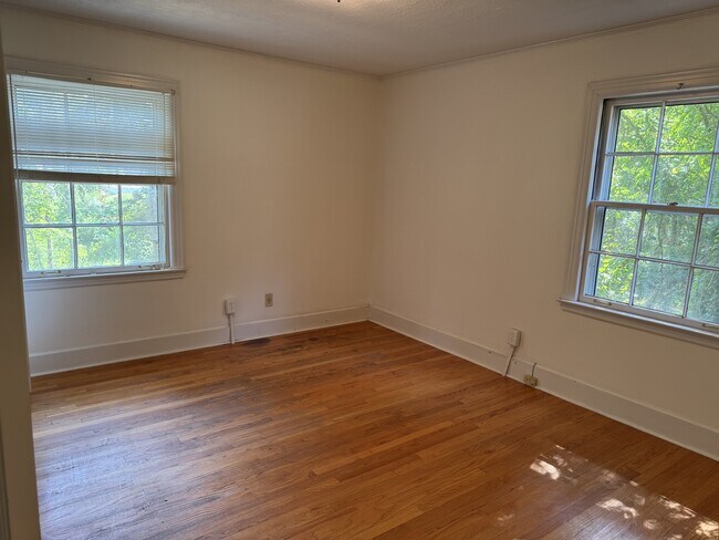 Building Photo - 527 College Hill Rd