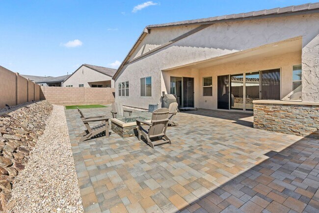 Building Photo - Newer Single Story 5 Bedroom 3 Bath Home in Vail