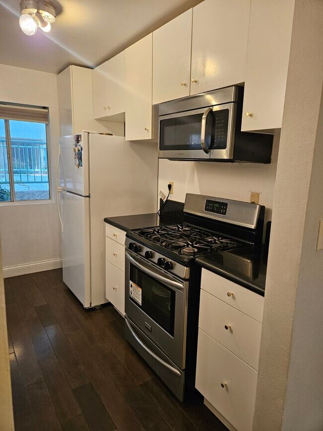 Building Photo - 2 Bedroom + 2 Bath Condo in Winnetka