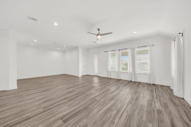 Building Photo - Stunning 4-bedroom, 3-bathroom single-stor...