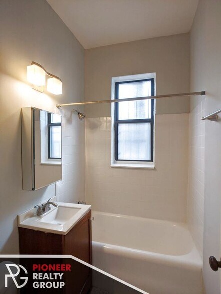 Building Photo - 4614 N Paulina St