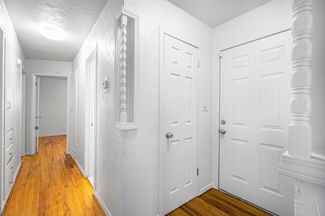 Building Photo - 4 Bedroom 1.5 Bath Home Near I-240 and I-3...