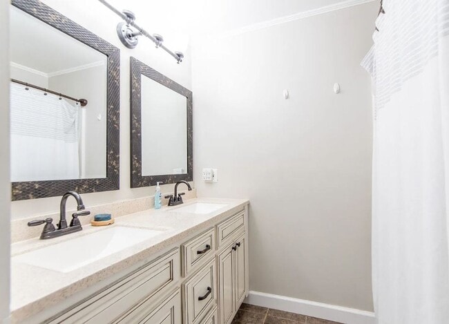 Building Photo - Gorgeous 4 Bedroom Home in Adamsville