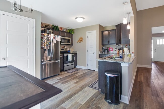 Building Photo - Pet Friendly Three Bedroom!