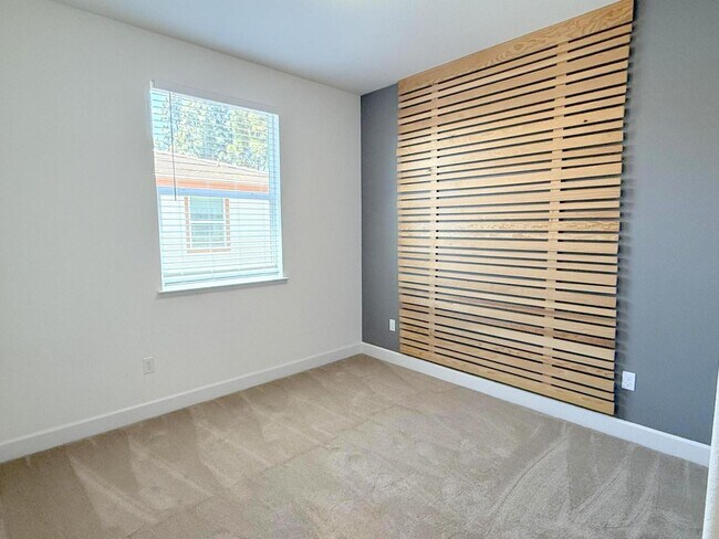 Building Photo - NEW PRICE ! Modern & Luxurious Ryan Terrac...