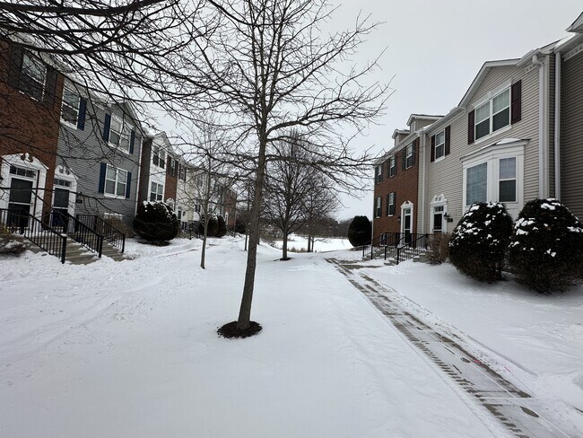 Building Photo - 405 Village Pkwy