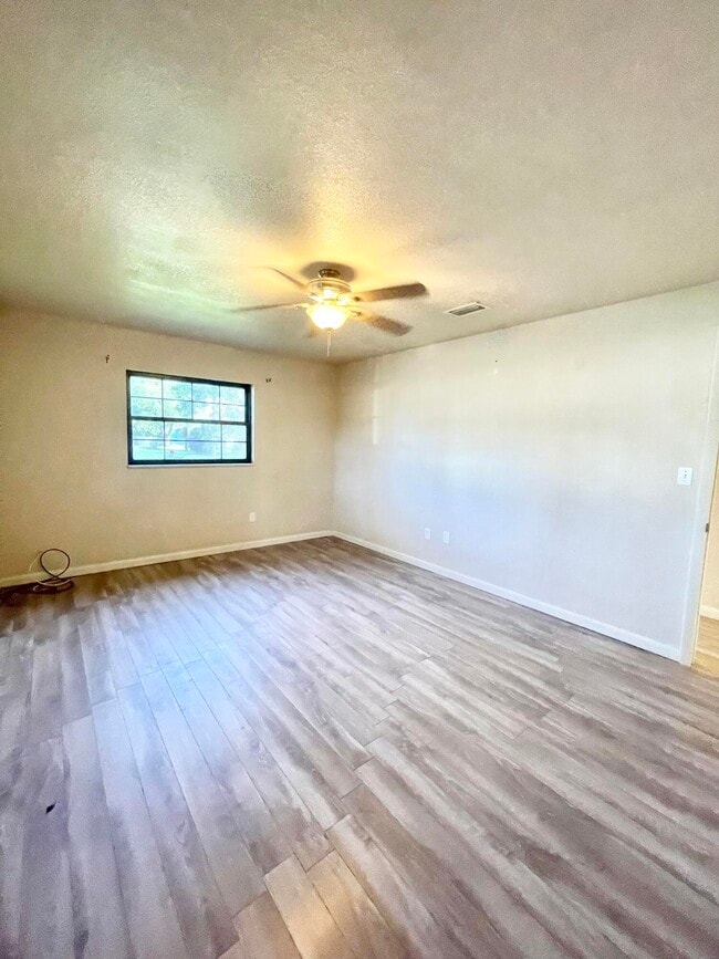 Building Photo - 3025 Briarwood Ln