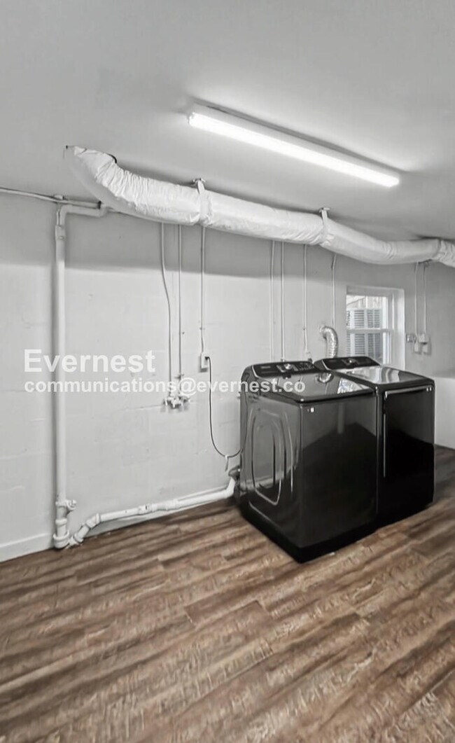 Building Photo - 3 Bed, 2 Bath Home with Fenced Yard / Pet-Friendly / Available Now!