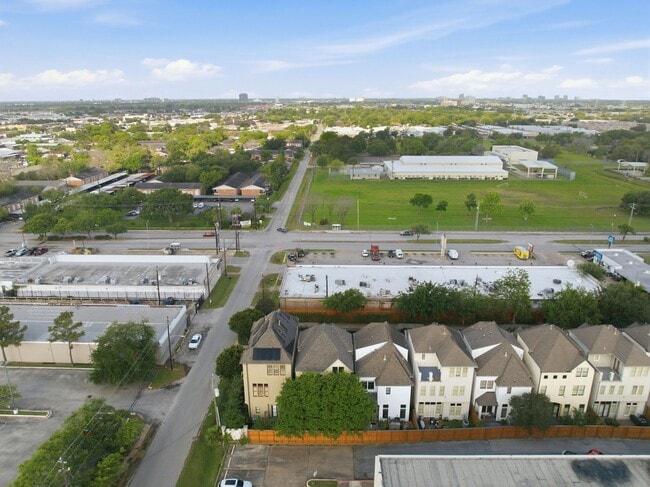 Building Photo - 6527 Clarewood Oak Estates Ln