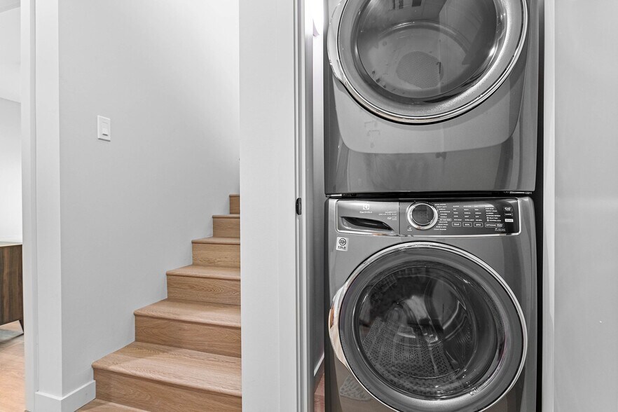 Building Photo - 2517 Vallette St