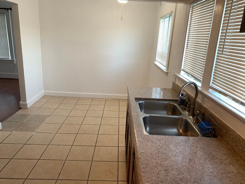 Building Photo - 909 W 1st St