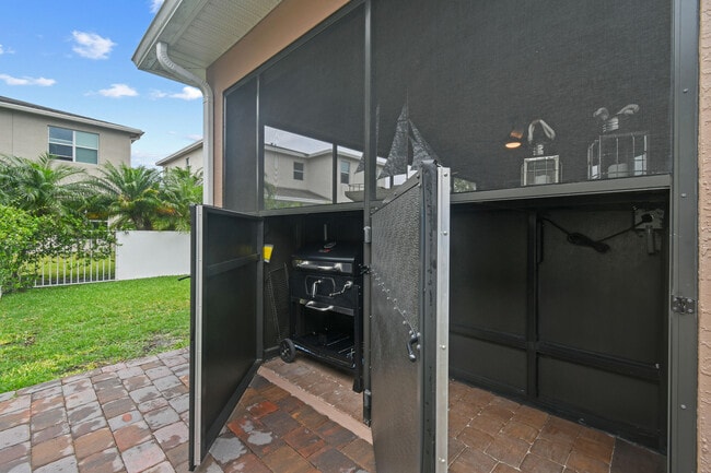 Building Photo - 1277 NW Leonardo Cir
