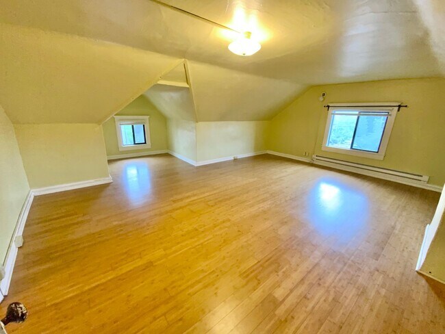 Building Photo - Unique Vintage 1 Bedroom 1 Bath Apartment ...