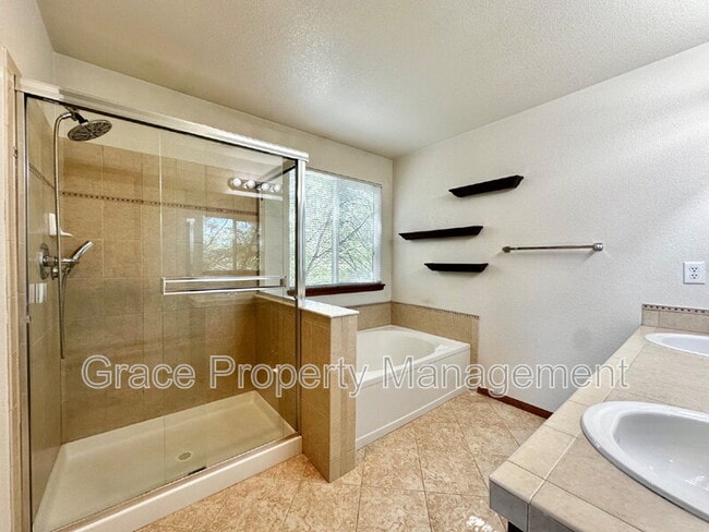Building Photo - 2523 E 150th Pl