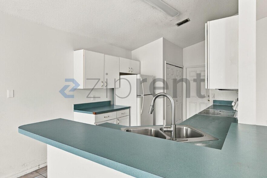 Building Photo - Unit