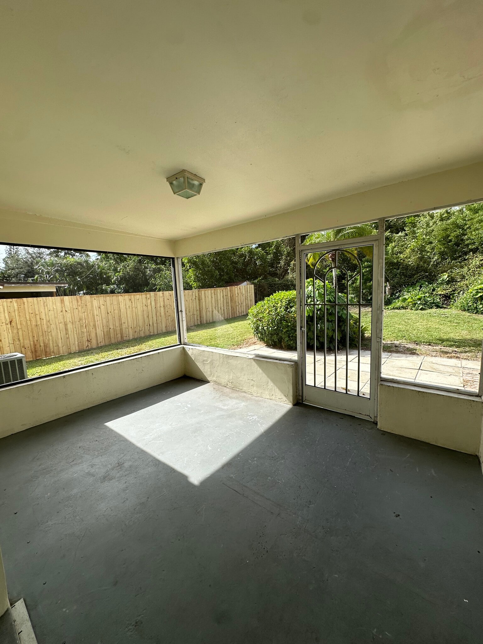 Building Photo - 8912 SE Parkway Dr