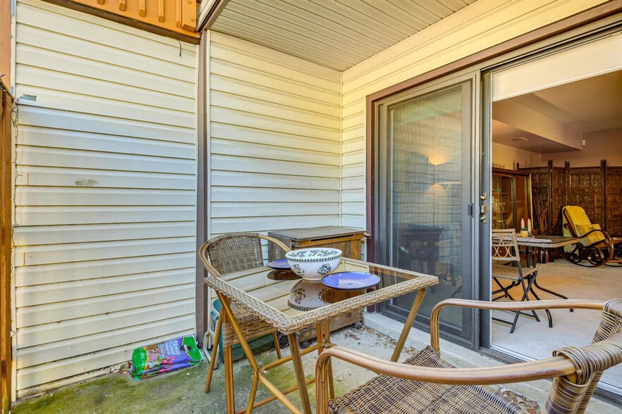 Building Photo - 8404 Mina Loma Ct