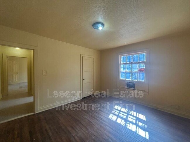 Building Photo - 3041 Desoto St