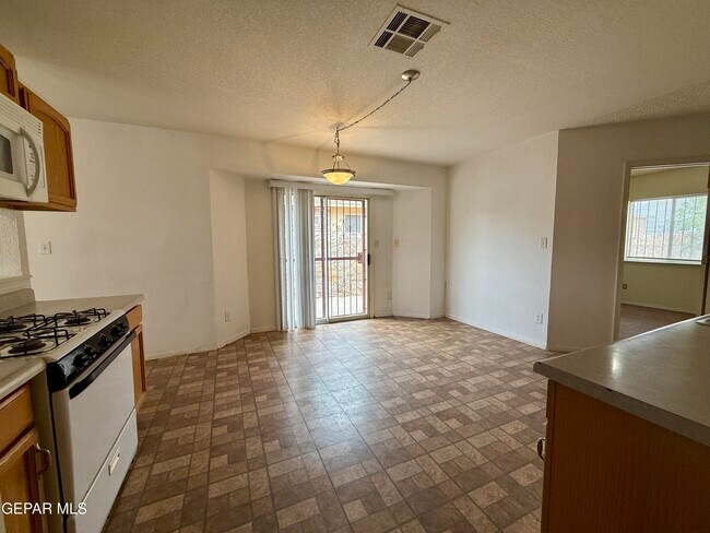 Building Photo - 12118 Royal Woods Dr