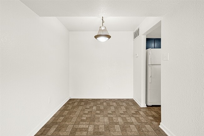 Building Photo - 8100 Creekbend Dr