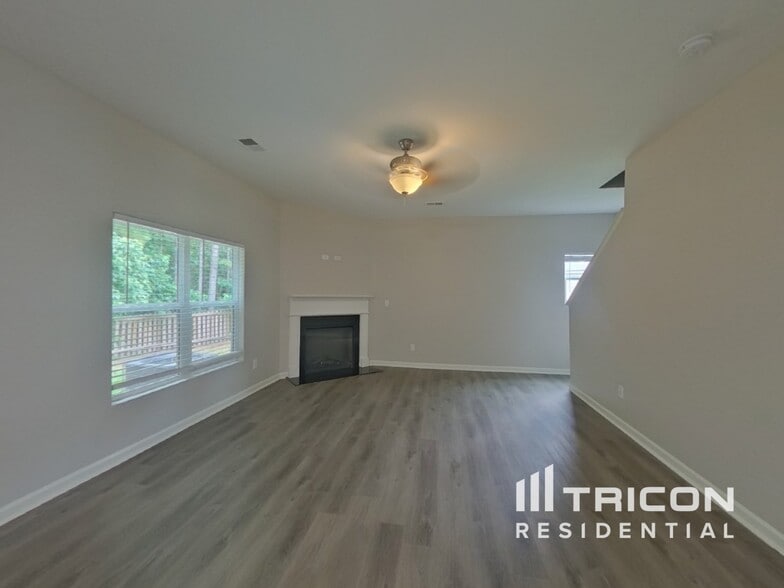 Building Photo - 3650 Lebella Ln
